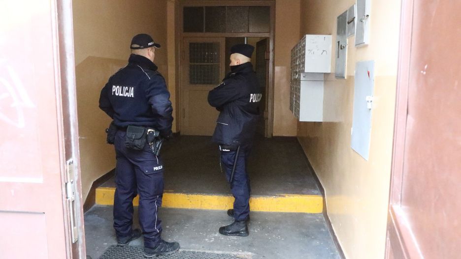 Wrocław. Mężczyzna został postrzelony po tym, jak rzucił się na policjanta z siekierą