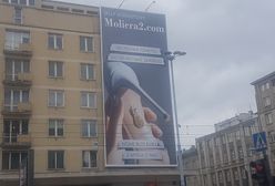 Uszczęśliwiające szpilki utrzymanki. W centrum Warszawy zawisł "mem" reklamowy luksusowego butiku