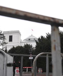 Sejm znów odgrodzony barierkami. Brudziński uspokaja "nadmiernie pobudzonych zapowiedzią kolejnej awantury"