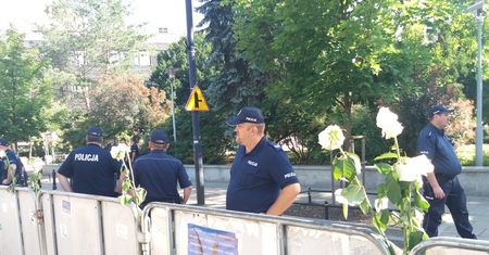 Strażacy ustawiali barierki przed Sejmem. Polecenie wydał komendant PSP