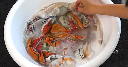 Wrzuciła do miski z brudnymi ścierkami kuchennymi. Zniknęły nawet stare plamy