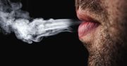 Jak wydmuchujesz dym z papierosów?
