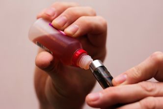 Co siedzi w e-papierosach? Szef GIS ostrzega przed kokainą, heroiną i pigułką gwałtu