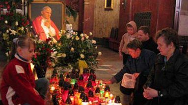 Tysiące zniczy płonie przed katedrą Chrystusa Króla w Katowicach