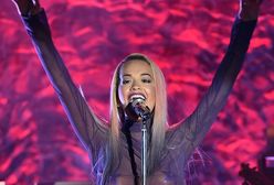 Rita Ora w prześwitującej bluzce coraz odważniej walczy o uwagę