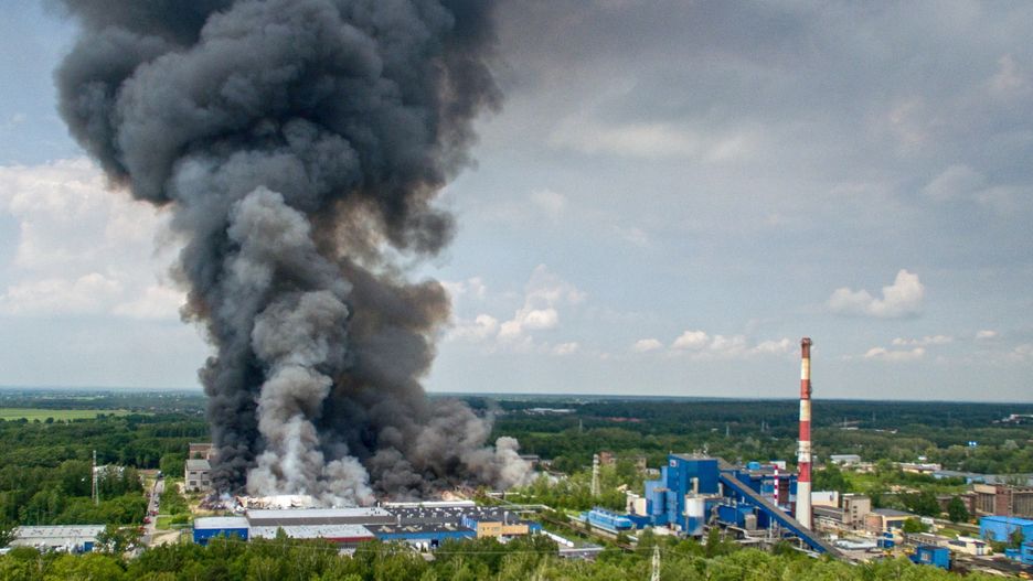 Dym nad płonącym składowiskiem w Zgierzu