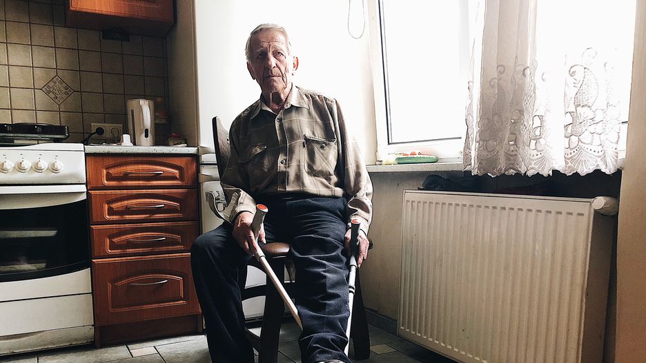 Pan Włodzimierz codziennie przesiaduje przy oknie.