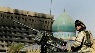 Amerykański żołnierz na posterunku w Bagdadzie