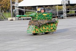 MON zawiadamia prokuraturę ws. mężczyzny na wózku inwalidzkim. "PiS mnie ściga za tekturowy czołg"