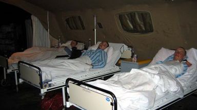 Trzej polscy żołnierze wracają do zdrowia w polskim szpitalu polowym w Karbali