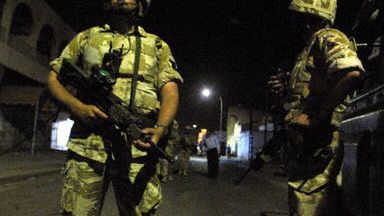 Brytyjczycy w Basrze, zaraz po zamachu na sklep