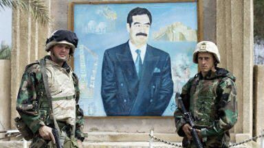 Żołnierze amerykańscy z portretem Saddama