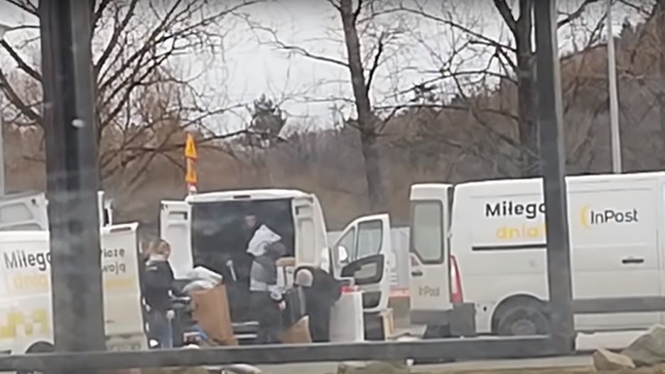 Kurierzy rzucali paczkami klientów. Zostali zwolnieni dyscyplinarnie