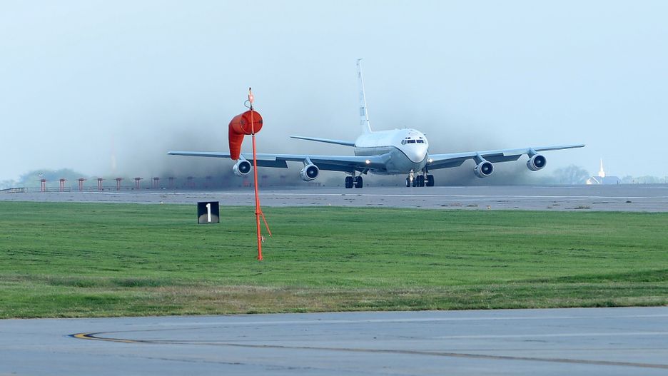 Start samolotu Boeing OC-135B latającego w ramach Traktatu Open Skies