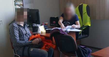 Okleiła psa taśmą i wrzuciła do jeziora. Stanie przed sądem