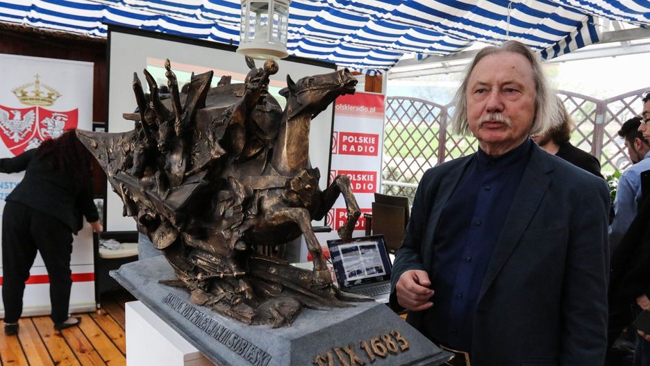 Prof. Czesław Dźwigaj przy makiecie pomnika, który miał stanąć w Wiedniu
