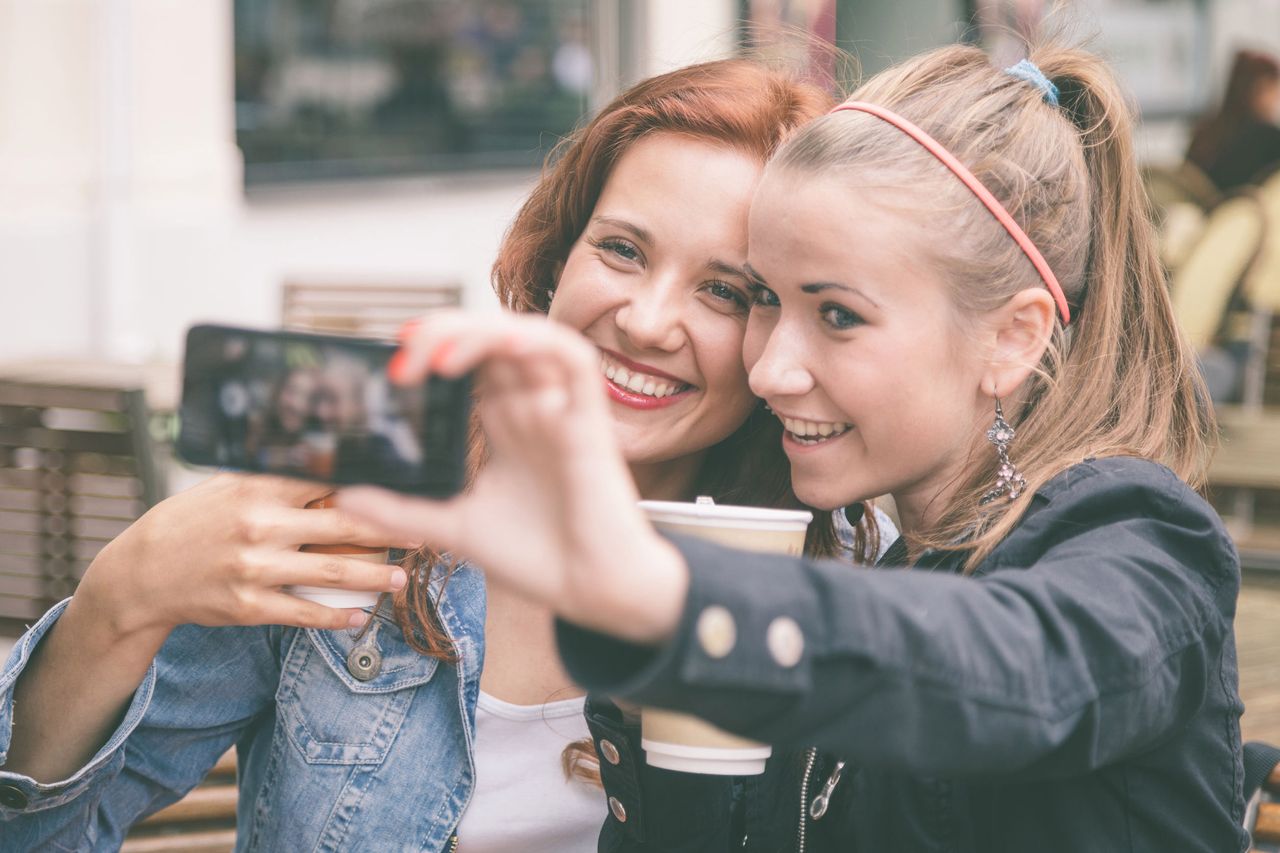 "Nadgarstek selfie". Lekarze przestrzegają przed robieniem sobie zbyt wielu zdjęć