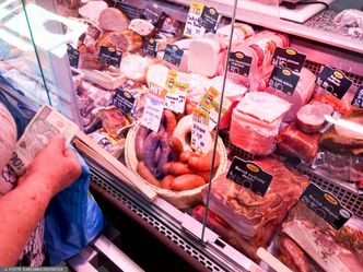 Rynek spożywczy. Coraz więcej Polaków rezygnuje z mięsa