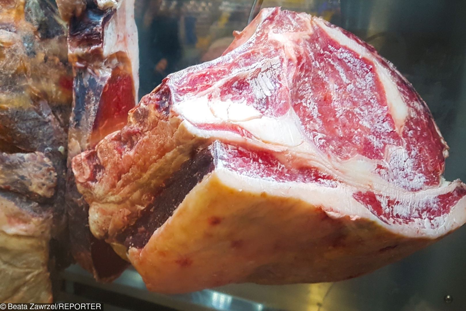 Kurier znalazł w paczce mięso. Odebrał je pracownik arabskiej restauracji