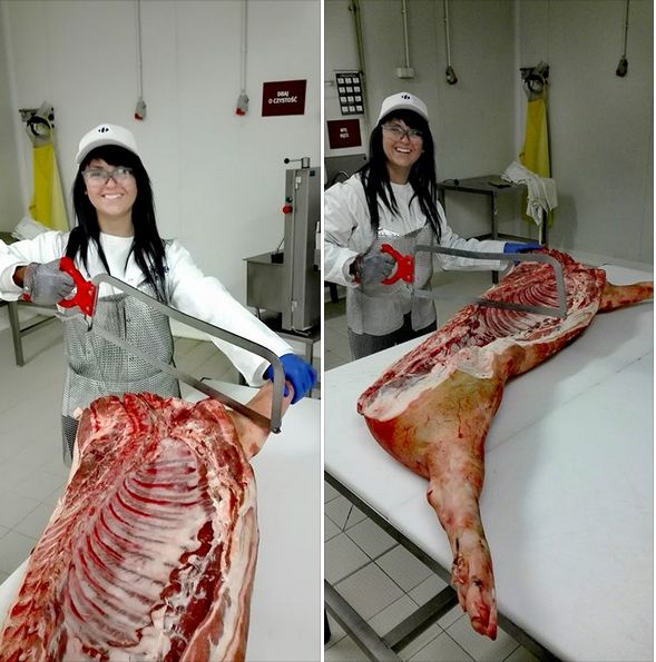 Pracownica krojąca mięso zachęca do udziału w rekrutacji 