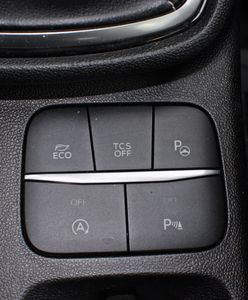 Coraz więcej skrótów w autach. Czy wiesz co oznaczają?