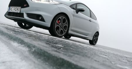 Ford Fiesta ST200 na zamarzniętym jeziorze