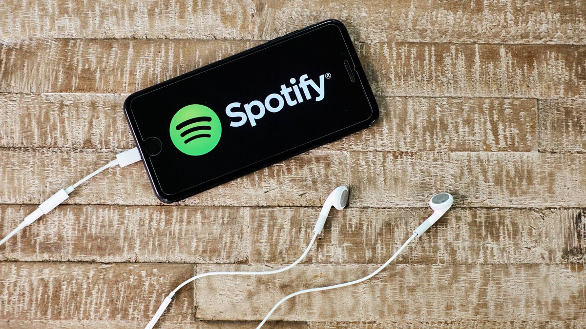 Logo aplikacji Spotify wyświetlane na smartfonie.