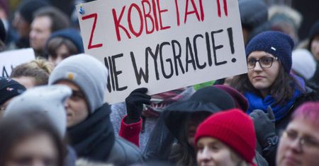 Spór o żeńskie końcówki. Co o nim sądzą Polki i Polacy? [BADANIE]