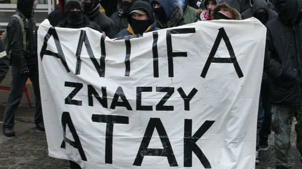 Baner na antyfaszystowskiej demonstracji