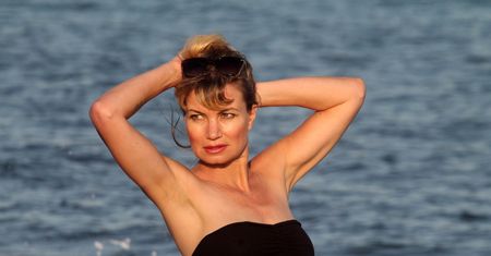 49-letnia Rena Riffel to królowa bikini. Ale odważne stylizacje nie pomogły w jej karierze