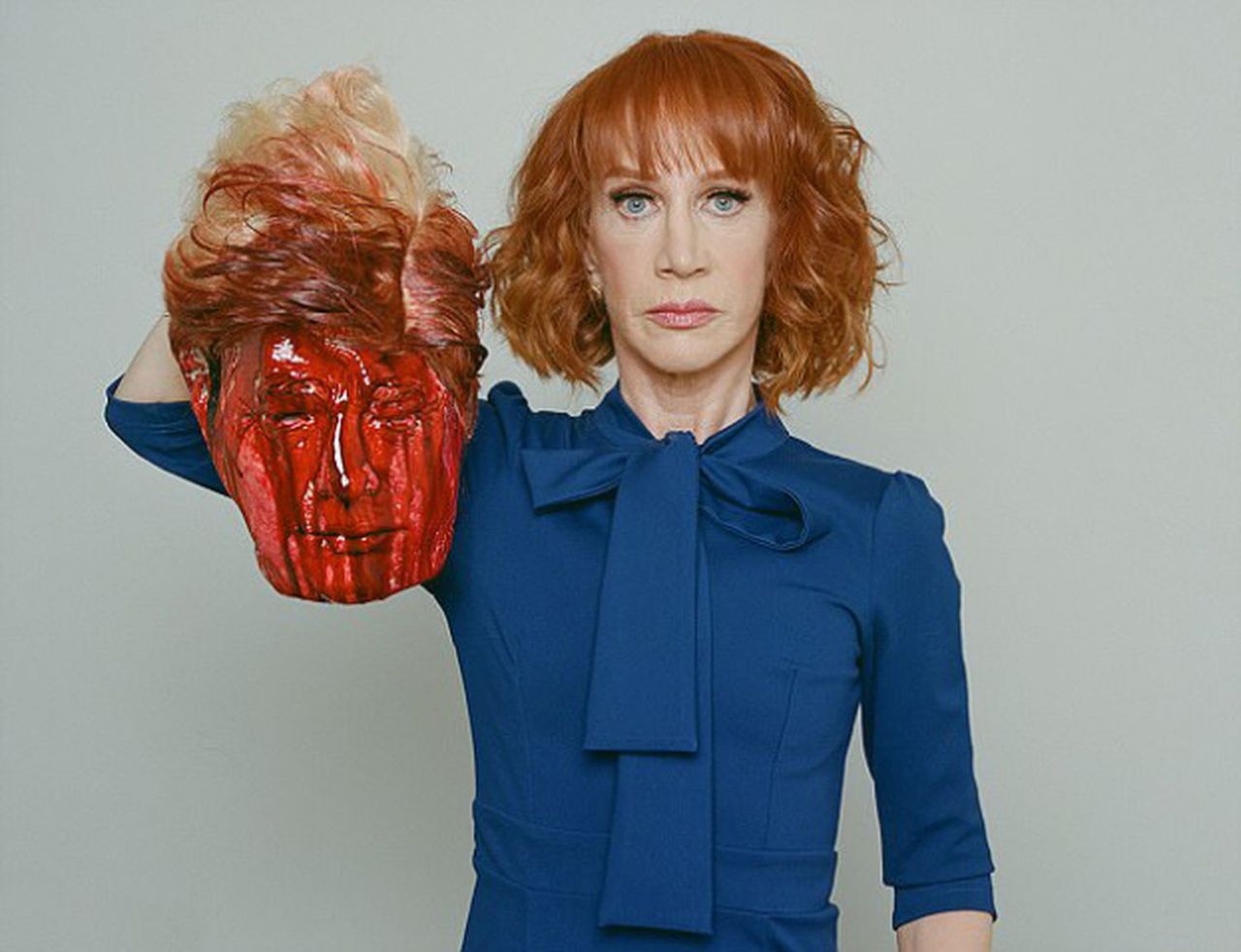 Kathy Griffin pozuje z zakrwawioną głową Donalda Trumpa. Poniesie surowe konsekwencje