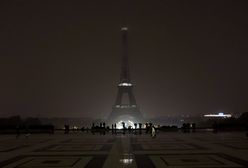 Wieża Eiffla pogrążona w ciemności. Brak iluminacji jest zamierzony