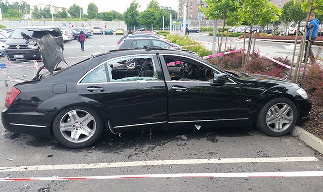 Na parkingu galerii handlowej spalili najdroższego Mercedesa