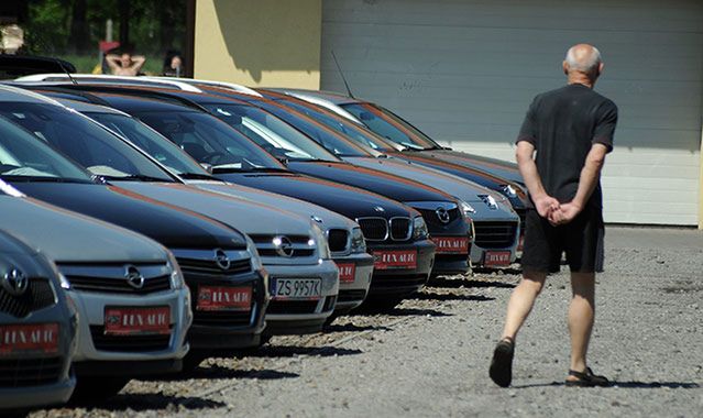 Ile naprawdę mają przebiegu auta używane?