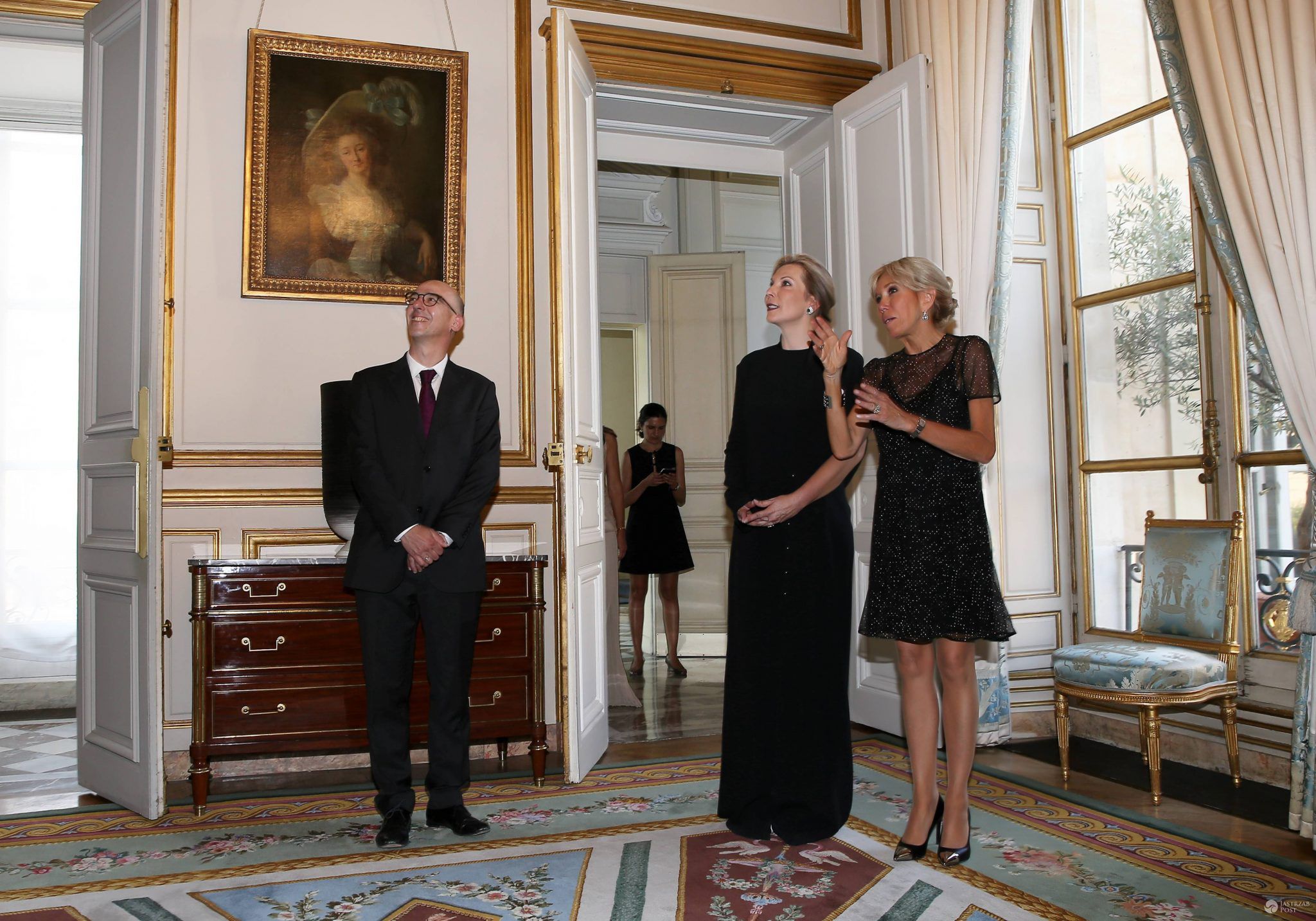 Brigitte Macron powitała Clemencię Rodriguez w czarnej mini