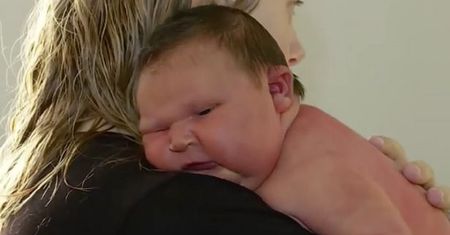 Dziecko tuż po narodzinach ważyło 6kg. Rodzina nazywa je „mini zapaśnikiem sumo”
