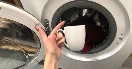 Wlej kubek do pralki i wstaw pranie. Ubrania i ręczniki będą miękkie jak nowe