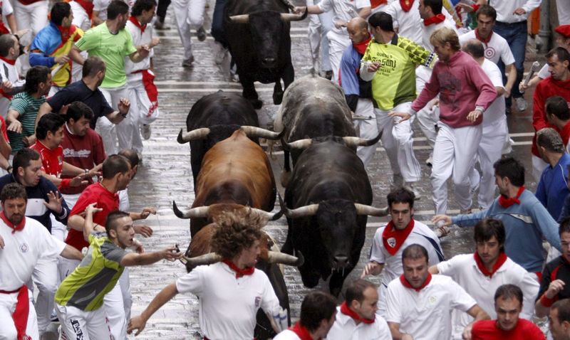 Hiszpania - trzecia gonitwa byków w Pampelunie