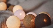 Cotton balls – przebojowe lampki do dekoracji wnętrz
