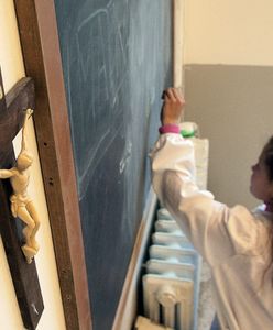 Szóstka za udział w pielgrzymce. Polskim szkołom do świeckości daleko