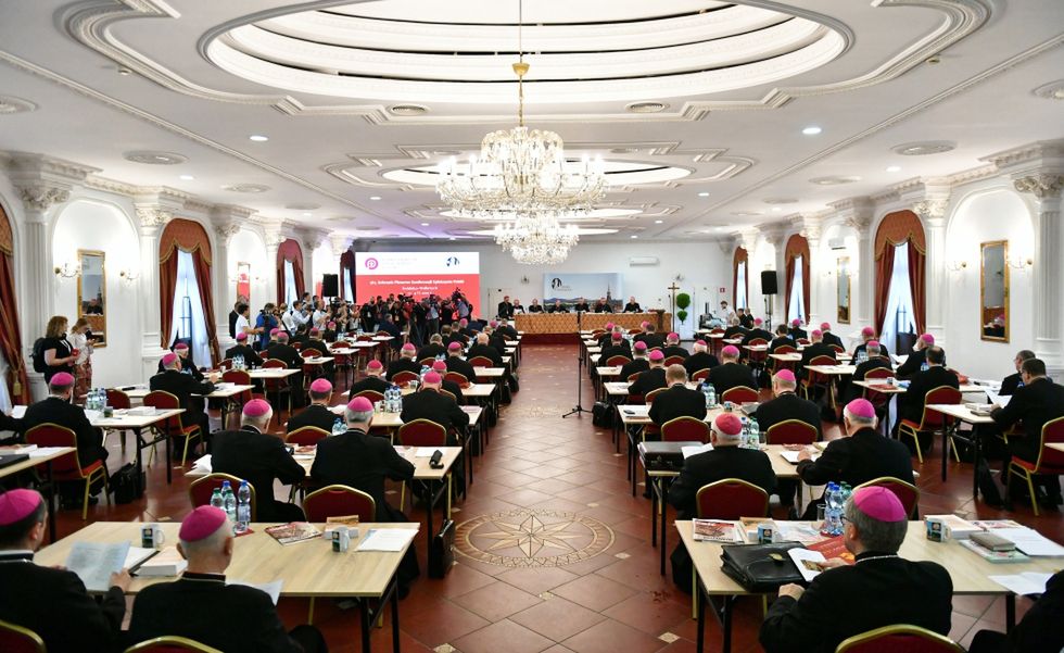 Polscy biskupi katoliccy na zebraniu Konferencji Episkopatu Polski 