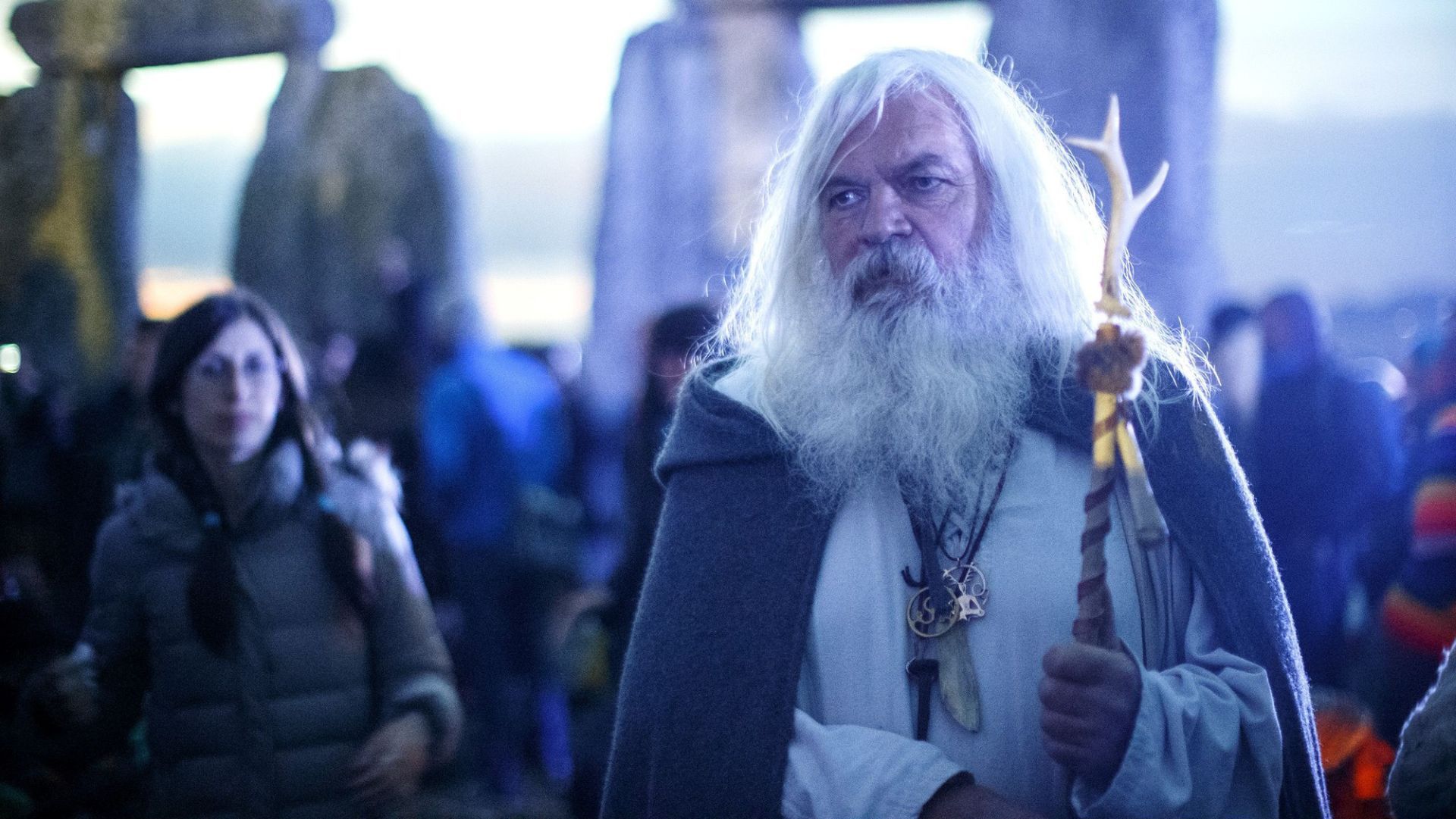 Druidzi zebrani w Stonehenge w wieczór poprzedzający letnie przesilenie.