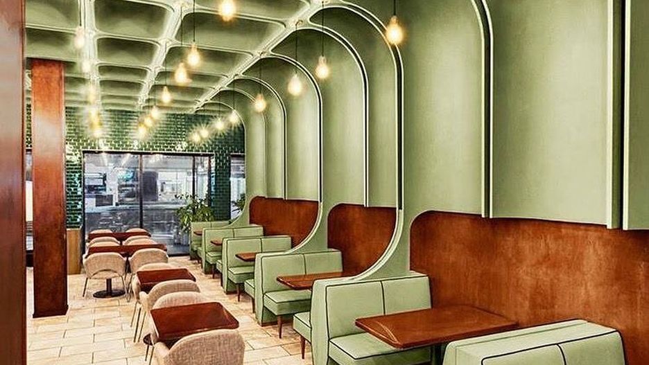 Wnętrze nowojorskich restauracji Times Square Diner & Grill by Bluarch.