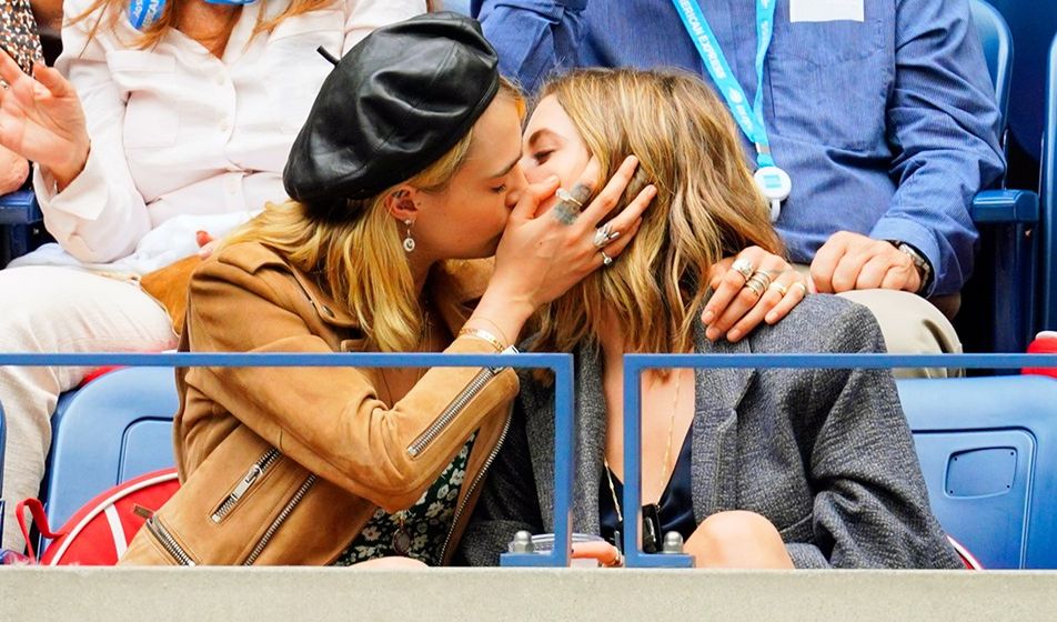 Cara Delevingne i Ashley Benson podczas US OPEN. Nie hamowały się