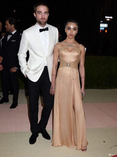 Rober Pattinson i jego dziewczyna FKA Twigs (w kreacji Versace) na MET Gali 2016 (fot. ONS)