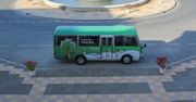 Autobus, który jest napędzany biodieslem wytwarzanym z ziaren daktyli kursuje w Maskacie.