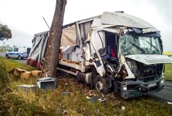 Białoruski kierowca pijany w sztok. Dwa razy uderzył w drzewo i zgubił ładunek