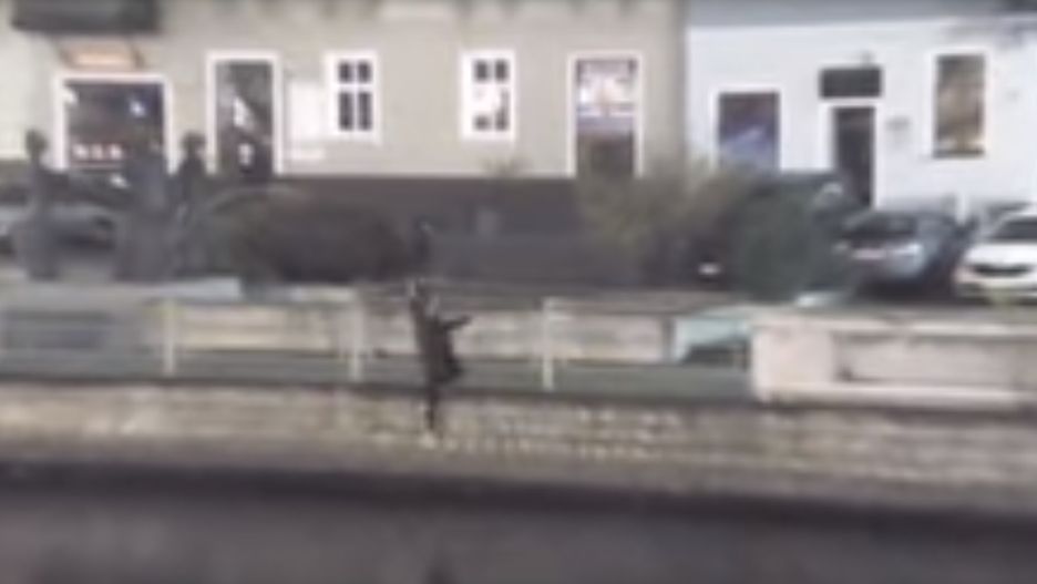 Mężczyzna przeszedł przez barierkę i wpadł do rzeki