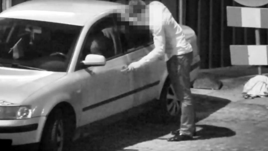Pijany mężczyzna miał trudności z włożeniem kluczyka do zamka. Postanowił jednak przeparkować auto