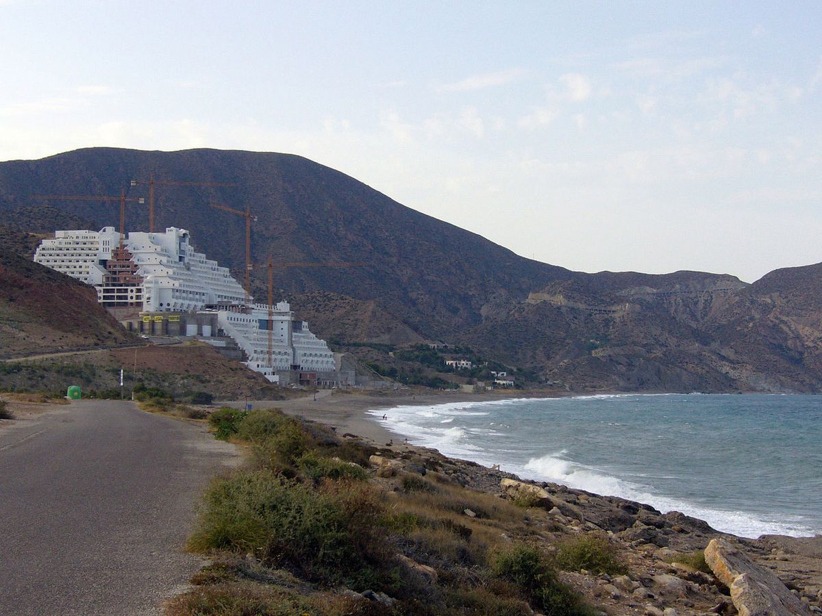 Hiszpania - Greenpeace maluje hotel na czarno